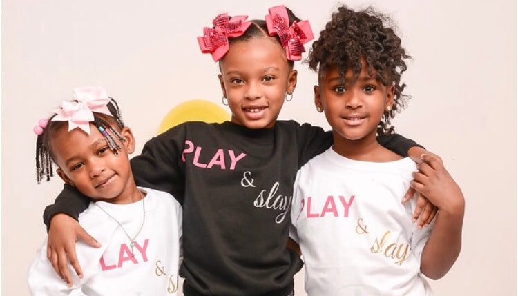 PLAY & SLAY SIGNATURE SWEATSHIRT